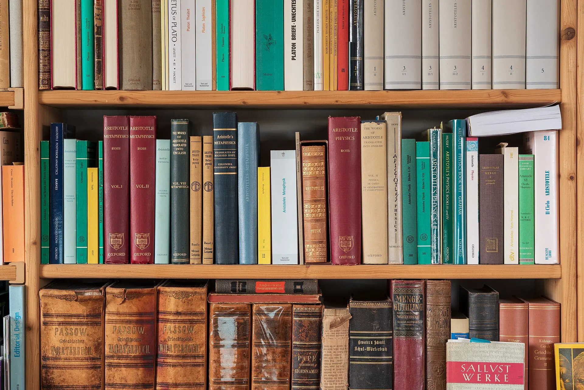 ที่มา: Wikimedia Commons ชั้นหนังสือปรัชญาและวรรณกรรม